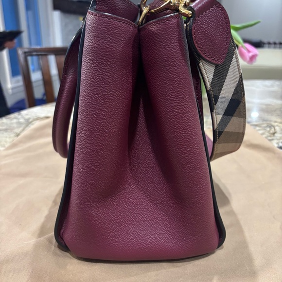 Burberry Soft Grain Medium Buckle Tote-Excellent! 👛 - Picture 4 of 15